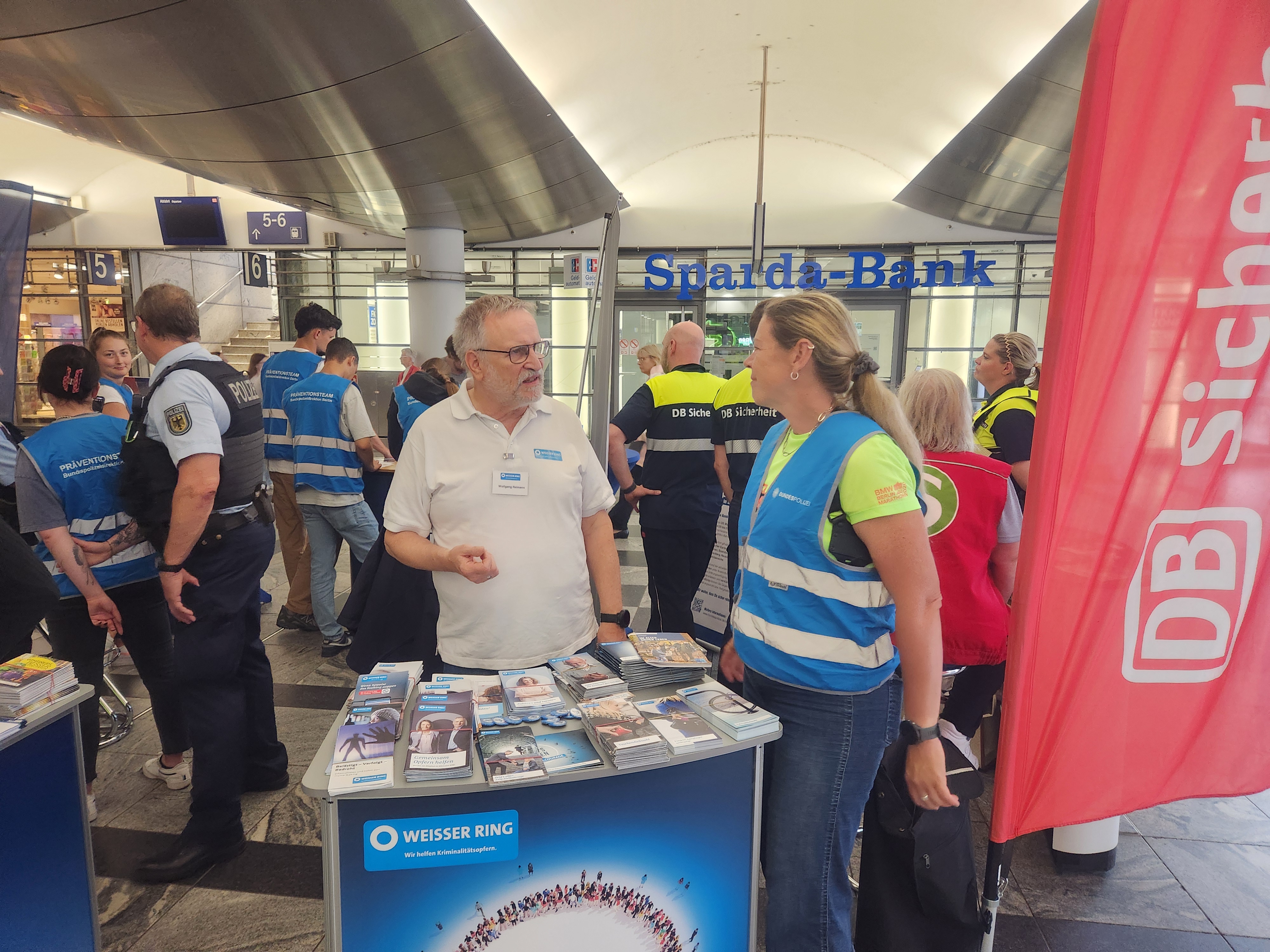 Infostand im Bahnhof Spandau - Zusammenarbeit mit der Bundespolizei!
