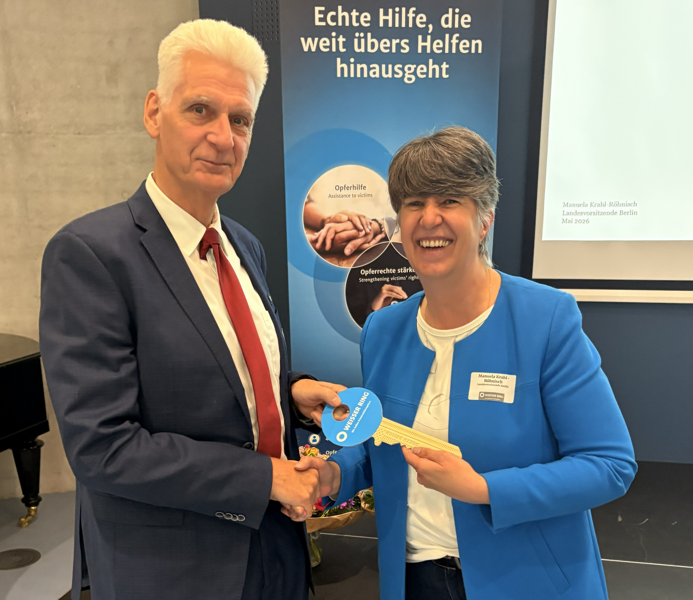 Schlüsselübergabe von Manuela Krahl-Röhnisch an Rolf Schmachtenberg