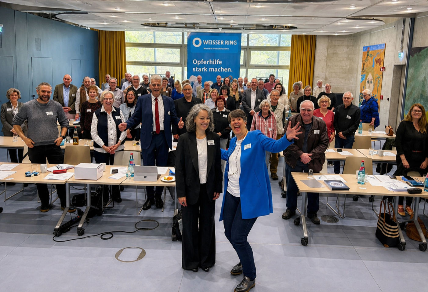 Bianca Biwer und Manuela Krahl-Röhnisch vor den Mitgliedern der Landestagung 2026