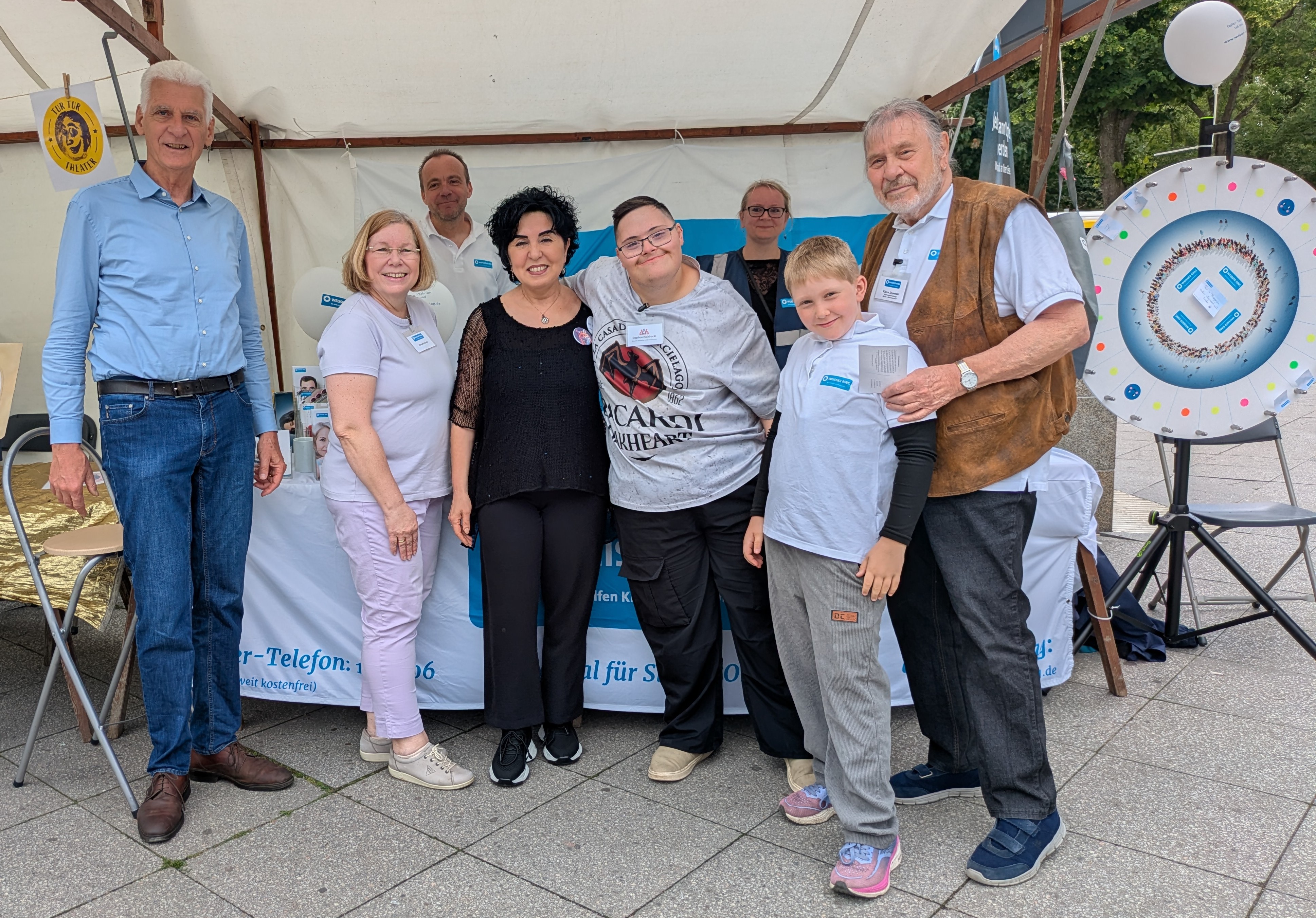 Gruppenfoto mit der Bezirksbürgermeisterin und unserem Landesvorsitzenden
